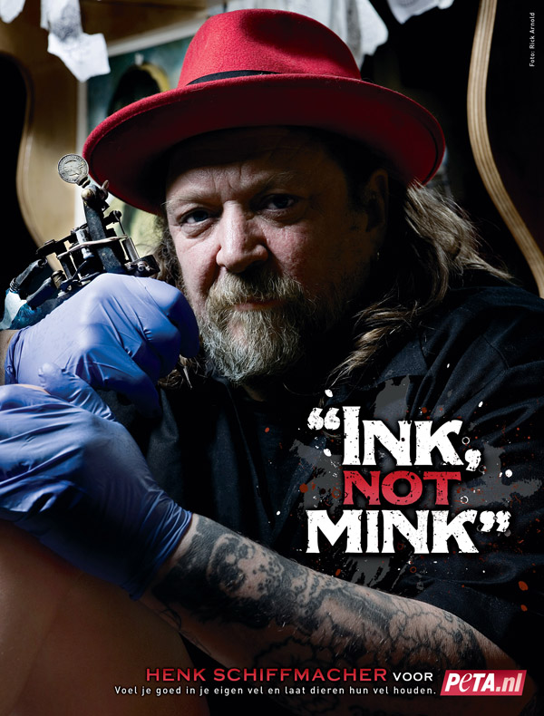 Tattoolegende Henk Schiffmacher zegt “Ink, Not Mink” in nieuwe PETA-advertentie
