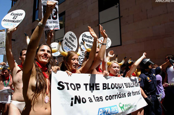 Honderden activisten uit de kleren om het leven van stieren te redden