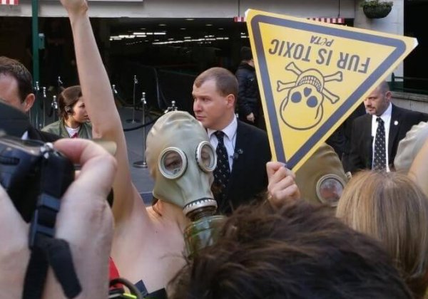 Waarom dragen deze modellen gasmaskers tijdens Londen Fashion week?