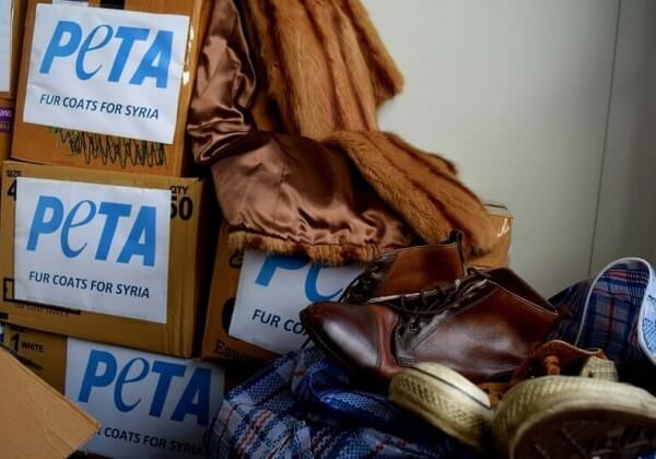 PETA UK doneert bontjassen aan vluchtelingen in uiterste nood