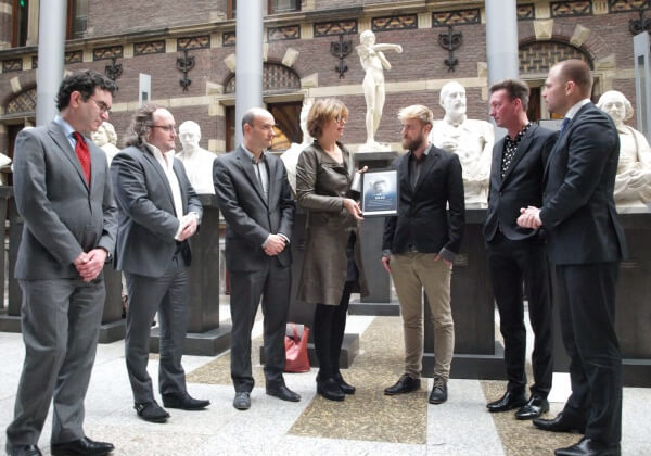 PETA Nederland overhandigt 100.000 handtekeningen tegen dierproeven aan Parlement