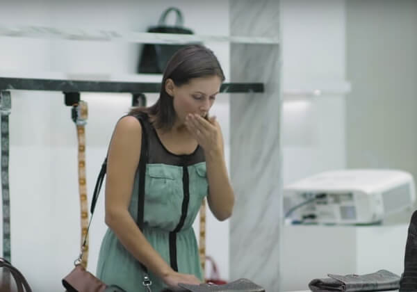 BEKIJK: Winkelaars krijgen een gruwelijke verrassing wanneer ze accessoires van exotische huiden willen kopen