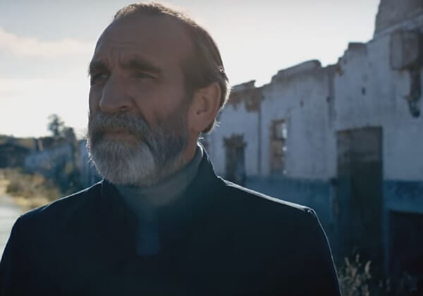 “Hoop”: ‘Schindler’s List’ acteur Jochen Nickel speelt in griezelige nieuwe video