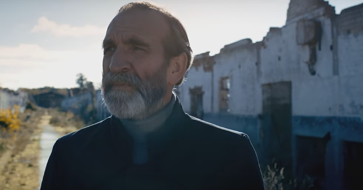 “Hoop”: ‘Schindler’s List’ acteur Jochen Nickel speelt in griezelige nieuwe video