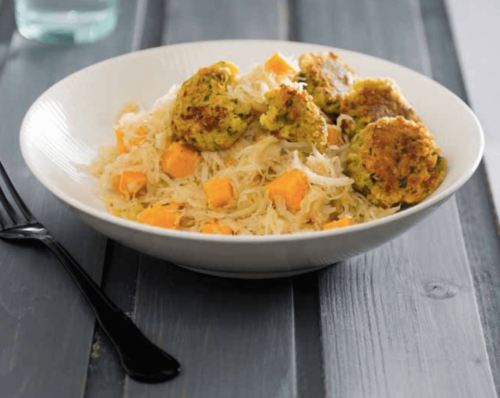 Winterrecept: hartige vegan zoete aardappel stamppot met zuurkool en falafel