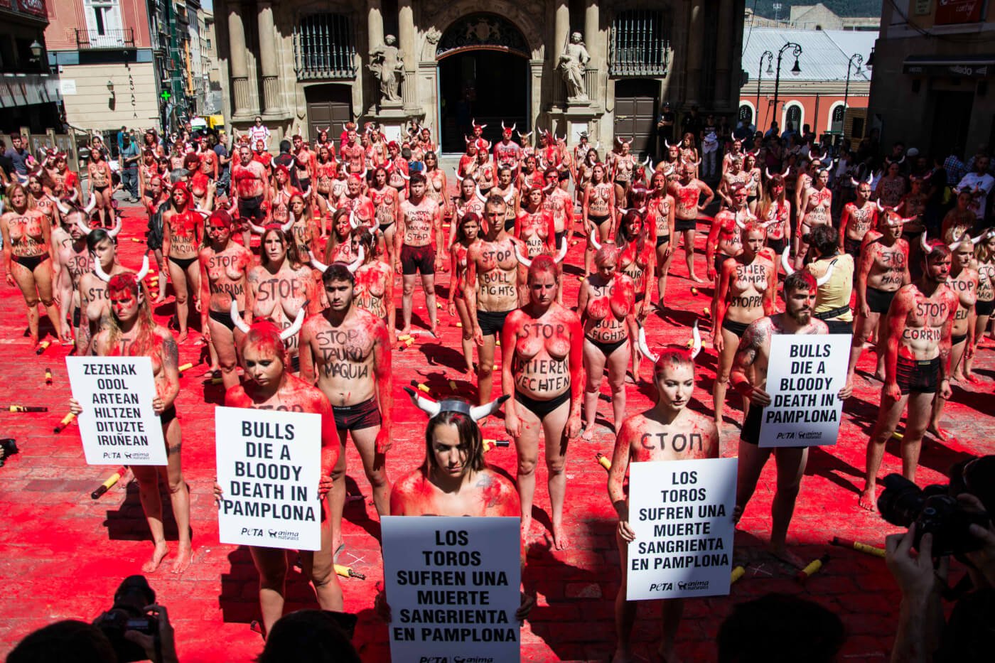 PETA-activisten vullen de lucht met ‘bloed’ om te protesteren tegen de marteling van stieren in Pamplona