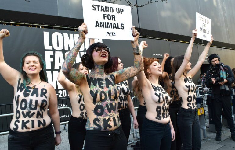 Dappere vegan activisten vallen London Fashion Week binnen