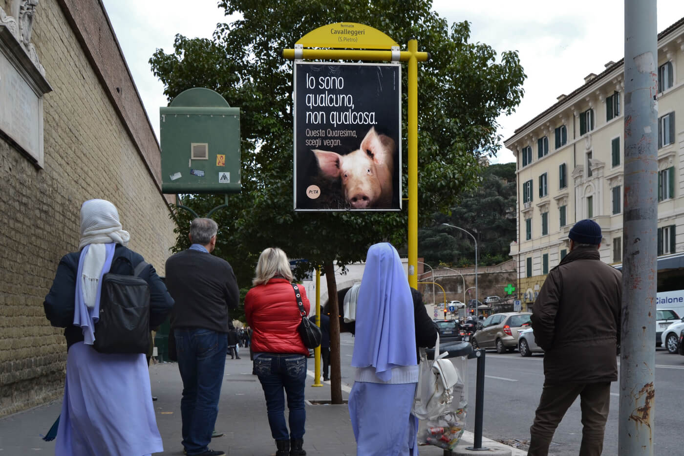 ‘Ik ben iemand, niet iets. Kies deze vastentijd voor vegan’, verkondigt nieuw reclamebord van PETA vlakbij Vaticaanstad