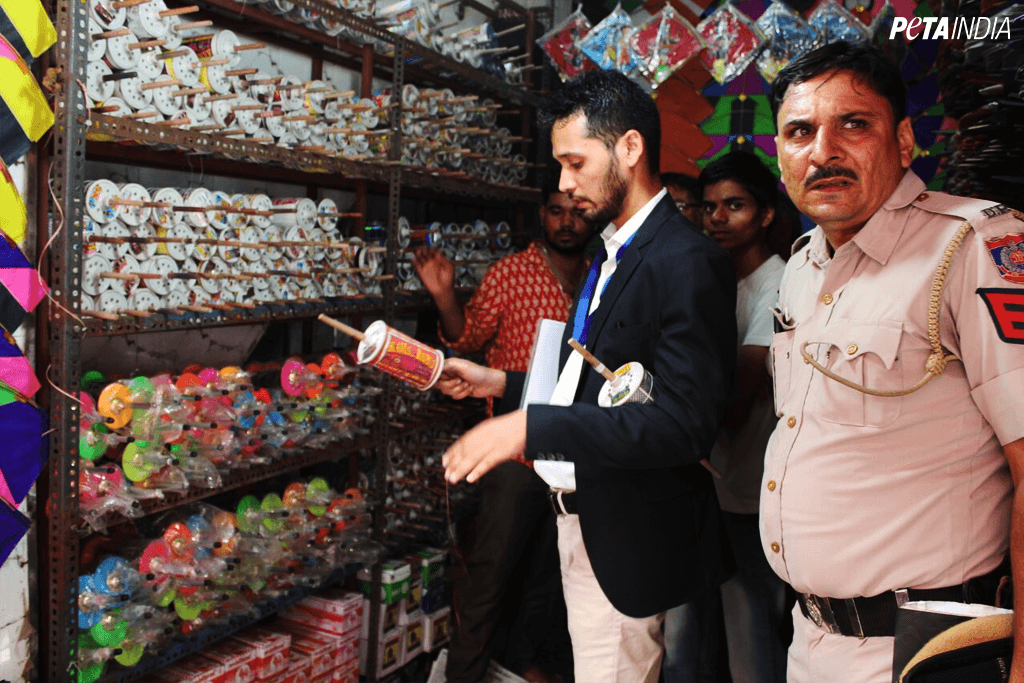 Politie van Delhi hoort van PETA India en neemt verboden manja in beslag bij winkels in de stad