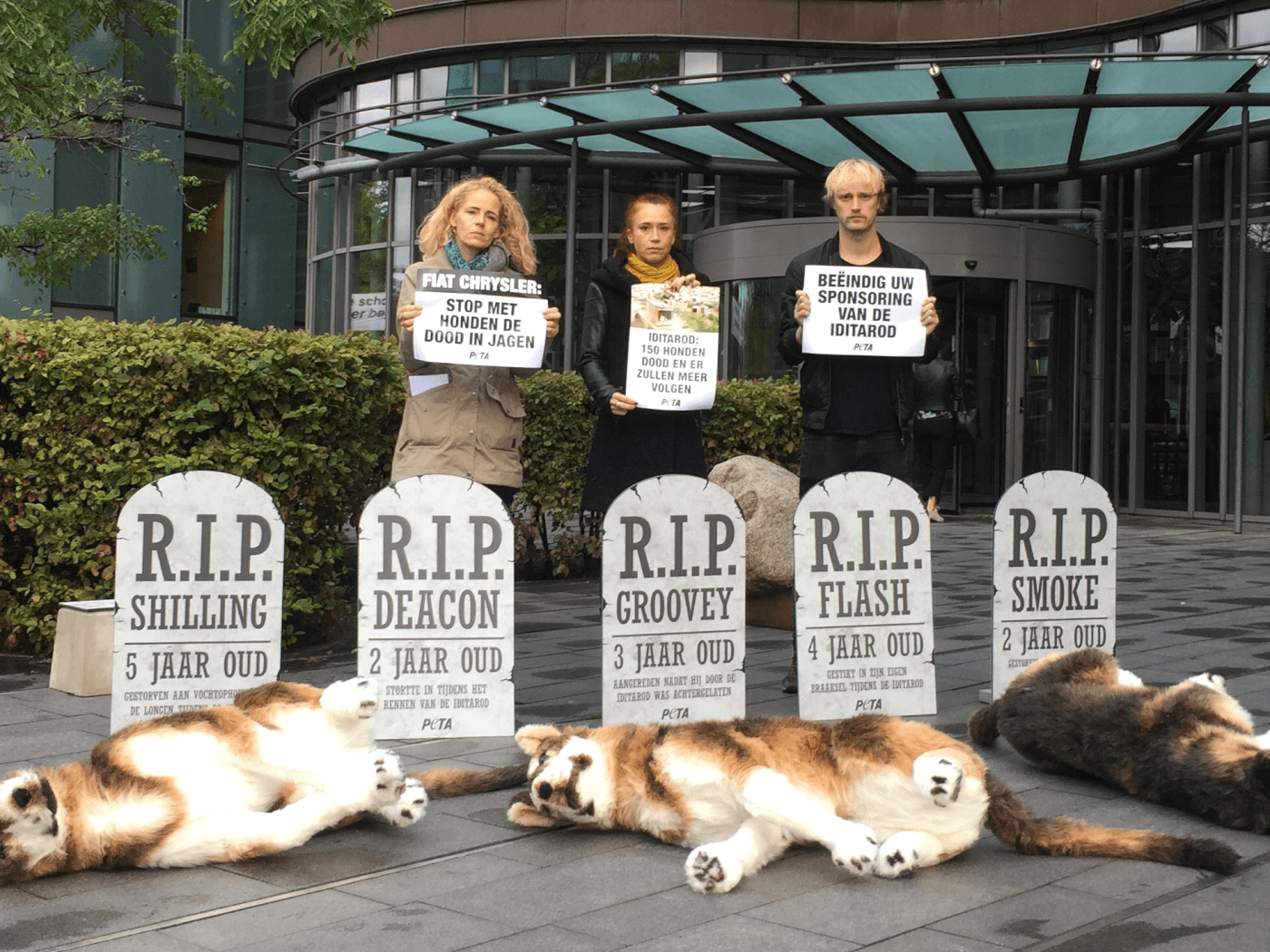 Terwijl Fiat Chrysler-aandeelhouders zich verzamelen, verschijnt er een kerkhof van ‘dode honden’ in Amsterdam