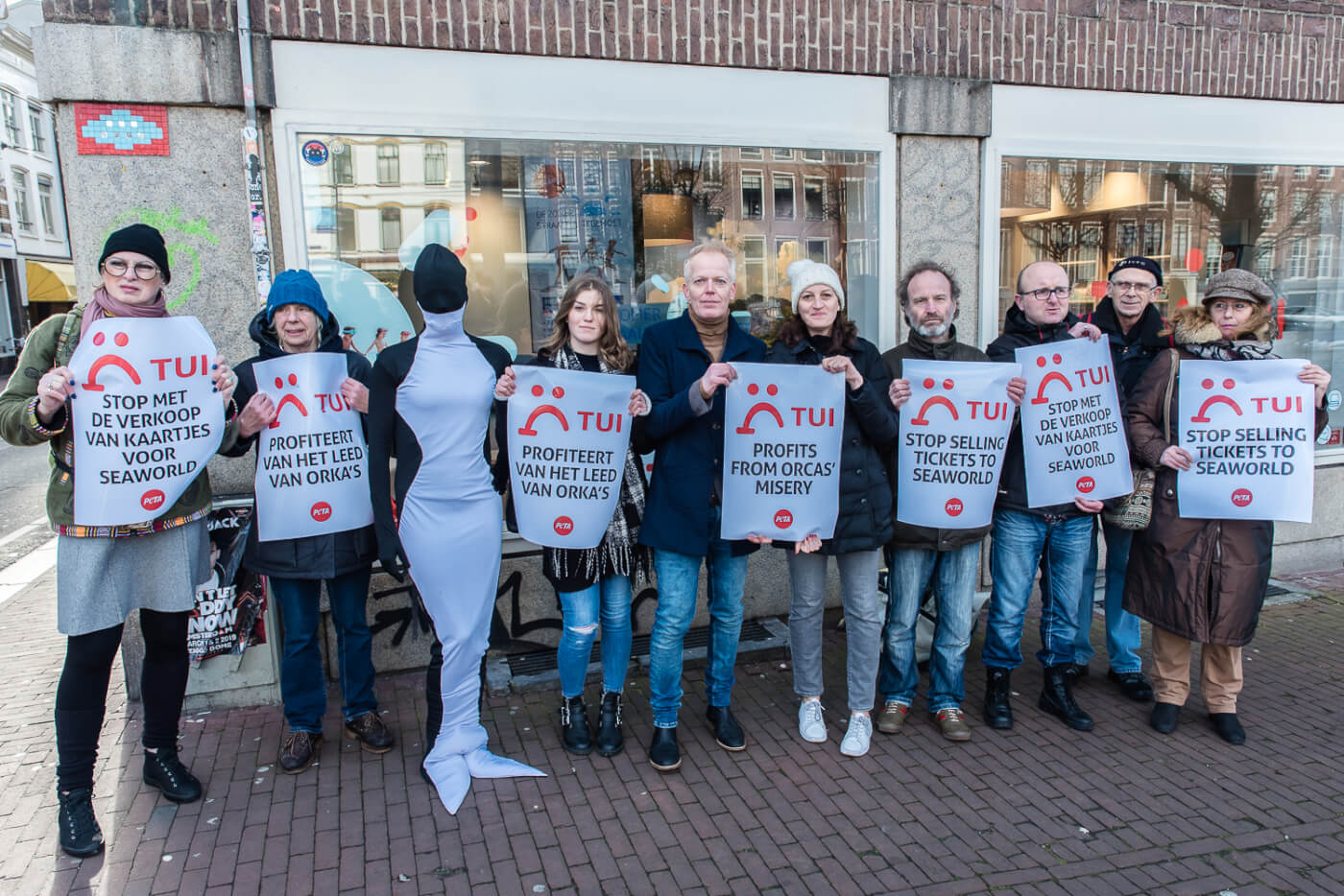 Internationale actiedag! PETA-aanhangers verzoeken TUI Group om alle banden met SeaWorld te verbreken