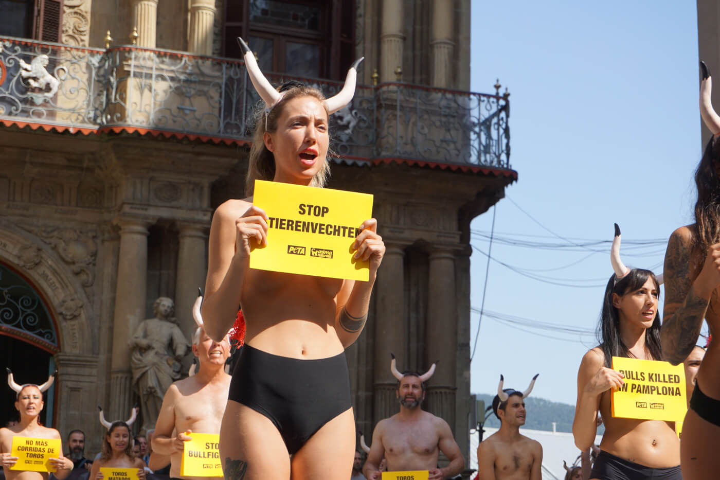 54 activisten liggen ‘dood’ op een ‘plaats delict’ van het stierenrennen