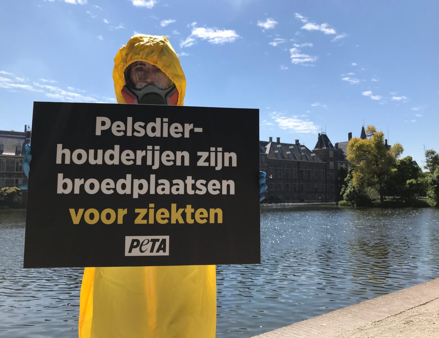 PETA-aanhangers gekleed in beschermende pakken eisen de sluiting van Nederlandse bontfokkerijen