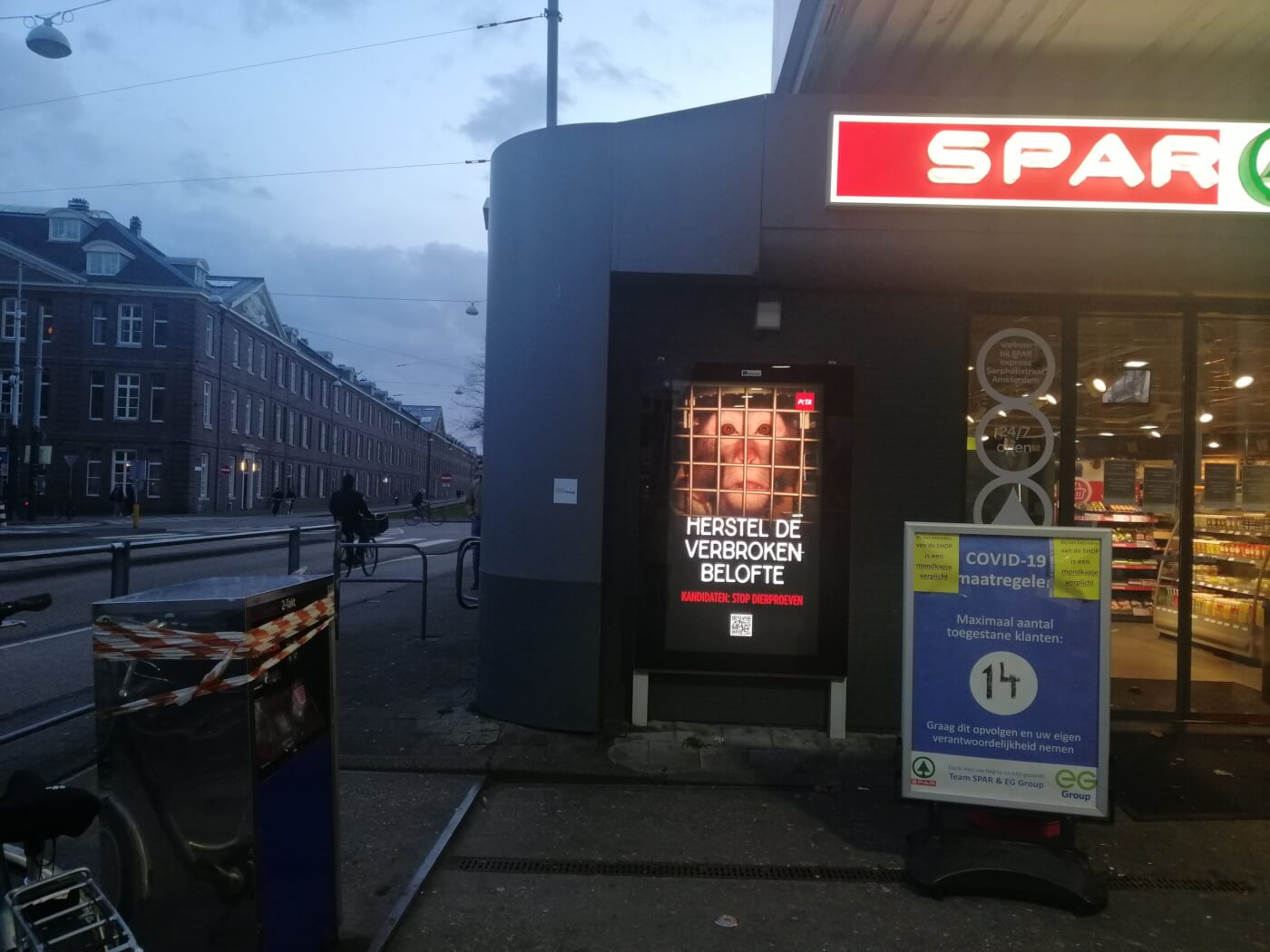 PETA-advertenties dringen er bij Nederlandse politici op aan een einde te maken aan dierproeven nu verkiezingen in volle gang zijn