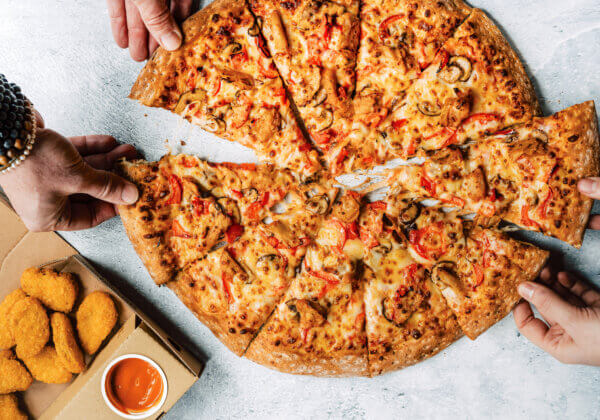 Vegan overwinning! Papa John’s slaat handen ineen met Vegetarische Slager en biedt vegan kip aan voor thuisbezorging
