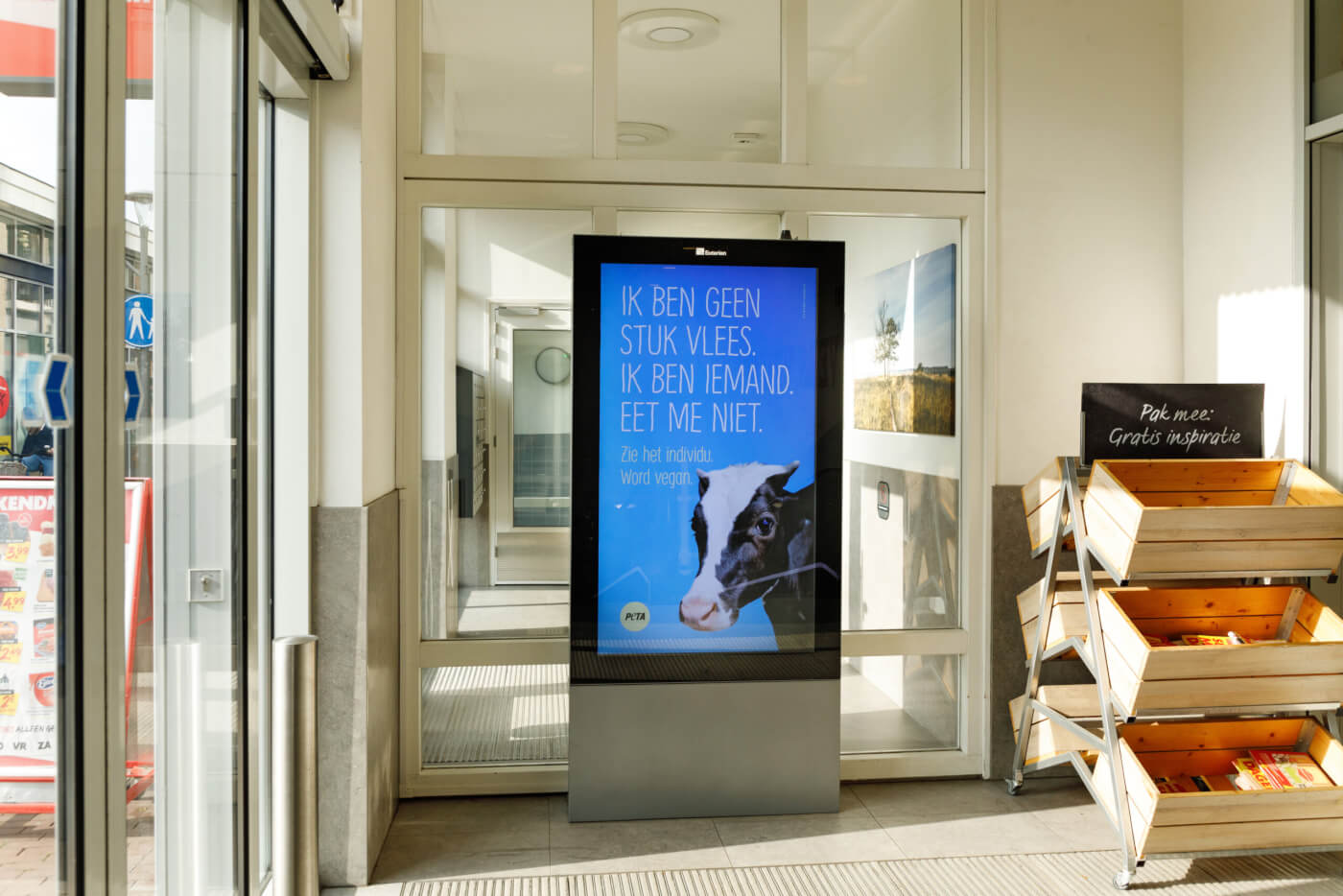 ‘Ik ben iemand, geen stuk vlees’ op reclameborden in Epe na mishandeling in slachthuis