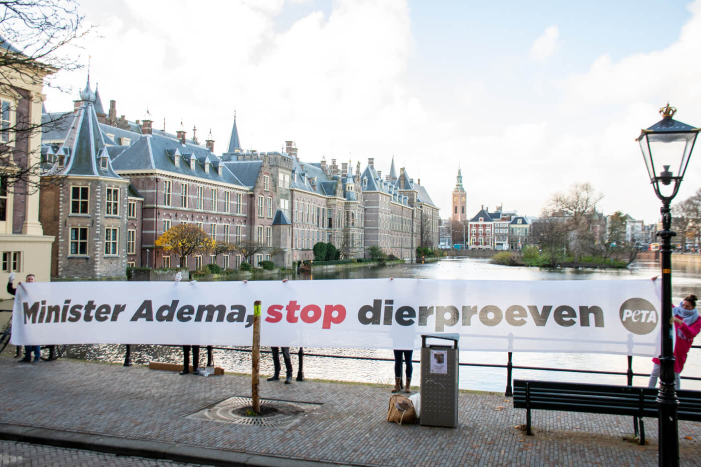 PETA onthult spandoek om minister Adema op te roepen dierproeven te stoppen