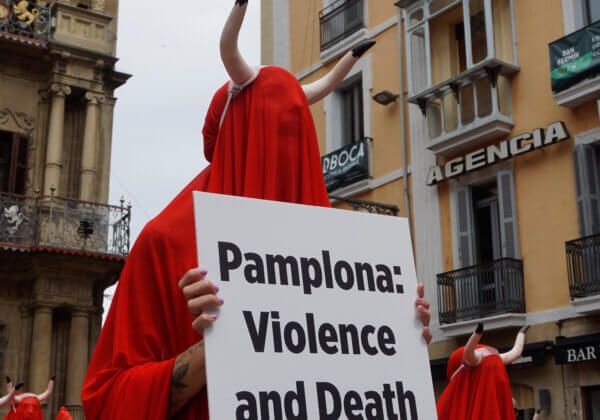 Zee van naakte, rood gesluierde activisten protesteren tegen de sadistische stierengevechten in Pamplona