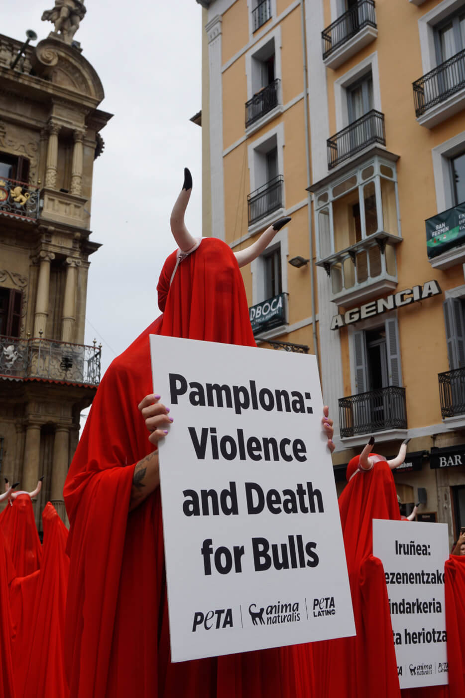 Zee van naakte, rood gesluierde activisten protesteren tegen de sadistische stierengevechten in Pamplona