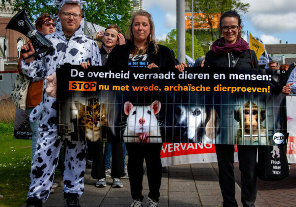 PETA neemt deel aan mars ter ere van Wereldproefdierendag