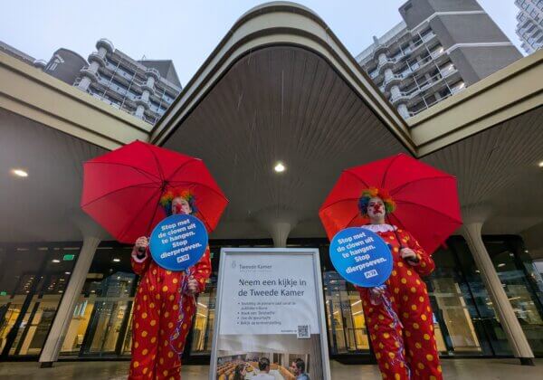 Stop met de clown uit te hangen! PETA’s ‘bedroefde clowns’ roepen de overheid op om dierproeven te stoppen