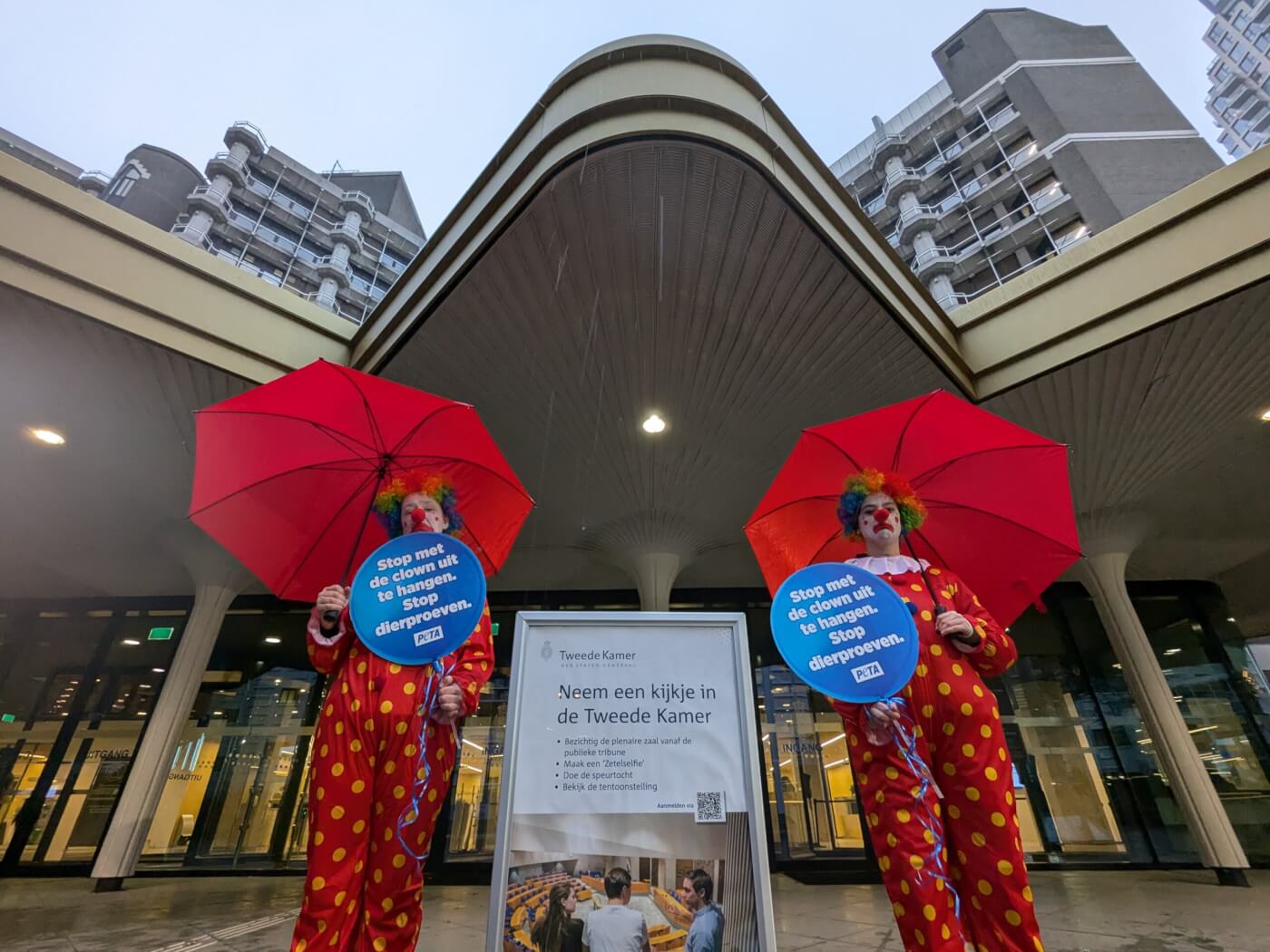 Stop met de clown uit te hangen! PETA’s ‘bedroefde clowns’ roepen de overheid op om dierproeven te stoppen